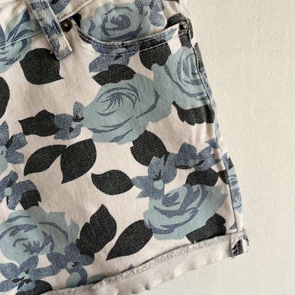 Vintage Brody low-rise jean shorts, size 28, floral. - Picture 3 of 4